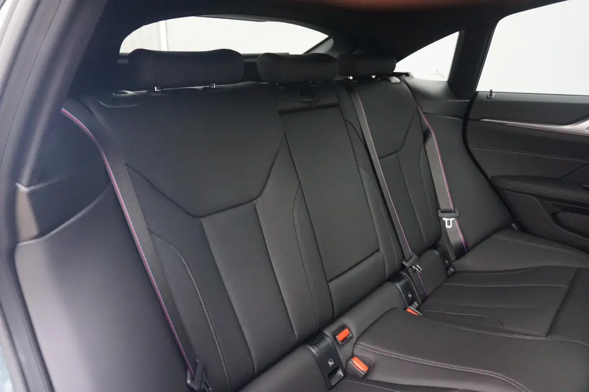 420i | M Sportpakket Pro | Glazen schuif-/kanteldak | Stuur- en stoelverwarming | Active Cruise Control | Head-Up Display | HiFi System | 19" M Y-Spaak |
