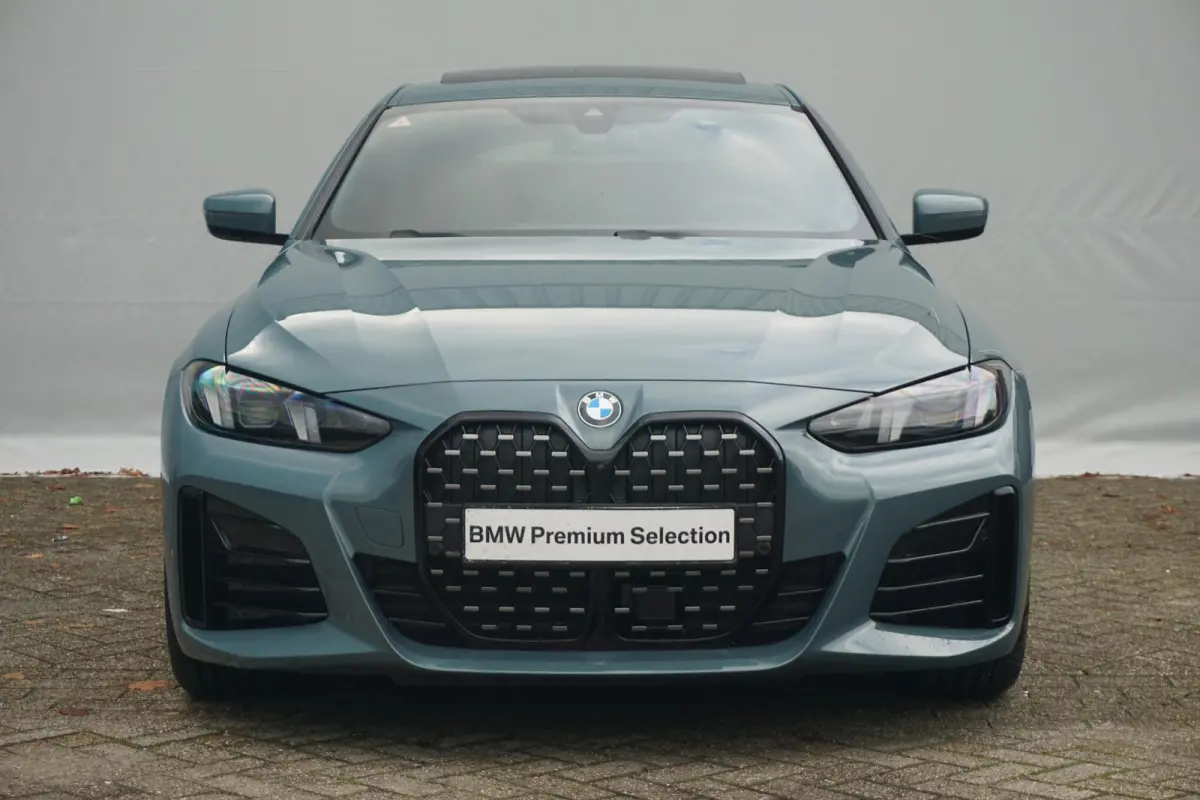 420i | M Sportpakket Pro | Glazen schuif-/kanteldak | Stuur- en stoelverwarming | Active Cruise Control | Head-Up Display | HiFi System | 19" M Y-Spaak |