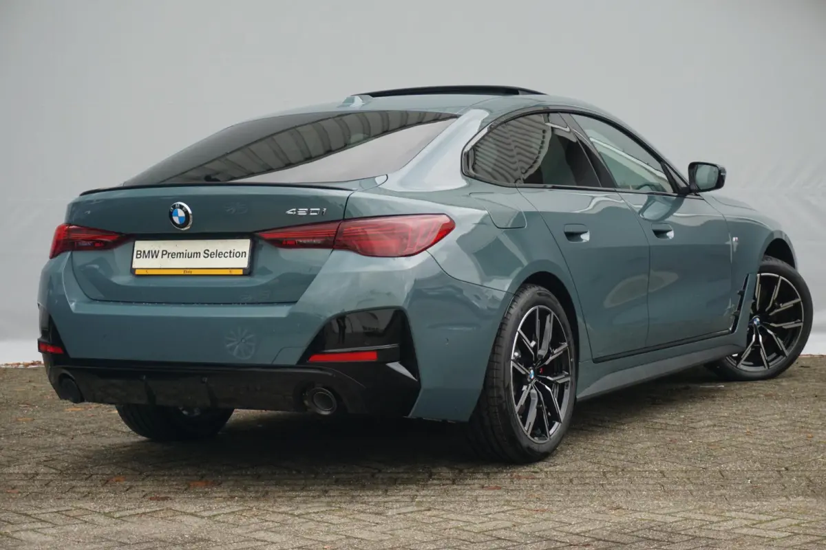 420i | M Sportpakket Pro | Glazen schuif-/kanteldak | Stuur- en stoelverwarming | Active Cruise Control | Head-Up Display | HiFi System | 19" M Y-Spaak |