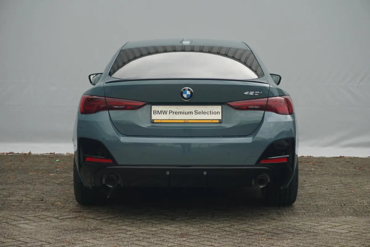 420i | M Sportpakket Pro | Glazen schuif-/kanteldak | Stuur- en stoelverwarming | Active Cruise Control | Head-Up Display | HiFi System | 19" M Y-Spaak |