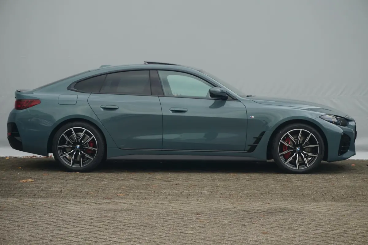 420i | M Sportpakket Pro | Glazen schuif-/kanteldak | Stuur- en stoelverwarming | Active Cruise Control | Head-Up Display | HiFi System | 19" M Y-Spaak |