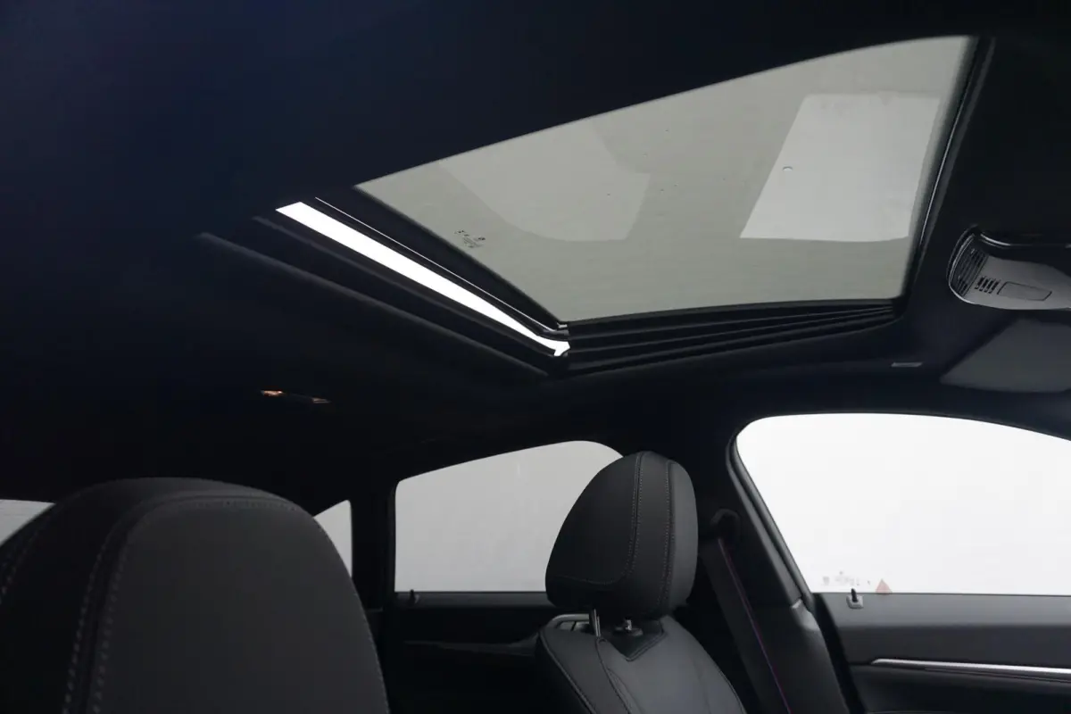 420i | M Sportpakket Pro | Glazen schuif-/kanteldak | Stuur- en stoelverwarming | Active Cruise Control | Head-Up Display | HiFi System | 19" M Y-Spaak |