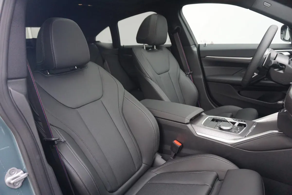 420i | M Sportpakket Pro | Glazen schuif-/kanteldak | Stuur- en stoelverwarming | Active Cruise Control | Head-Up Display | HiFi System | 19" M Y-Spaak |