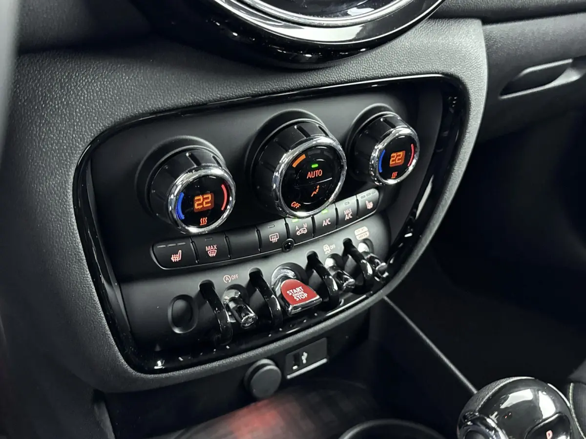 1.5 Cooper Business Edition 136PK | Automaat | Achteruitrijcamera | Navigatie | Climate Control | Stoelverwarming | LED Koplampen