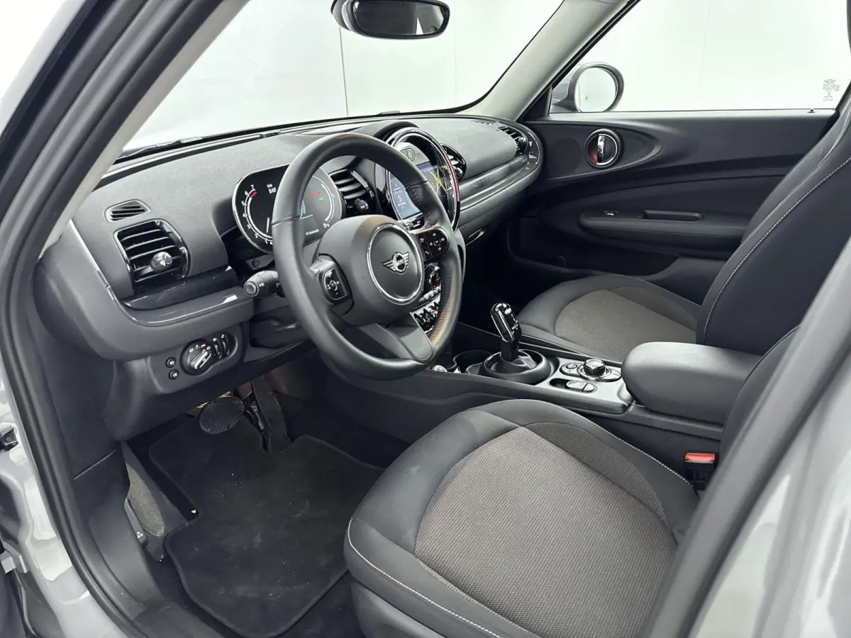 1.5 Cooper Business Edition 136PK | Automaat | Achteruitrijcamera | Navigatie | Climate Control | Stoelverwarming | LED Koplampen