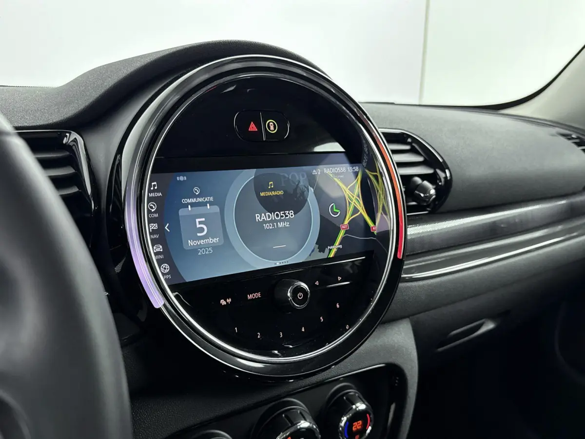 1.5 Cooper Business Edition 136PK | Automaat | Achteruitrijcamera | Navigatie | Climate Control | Stoelverwarming | LED Koplampen
