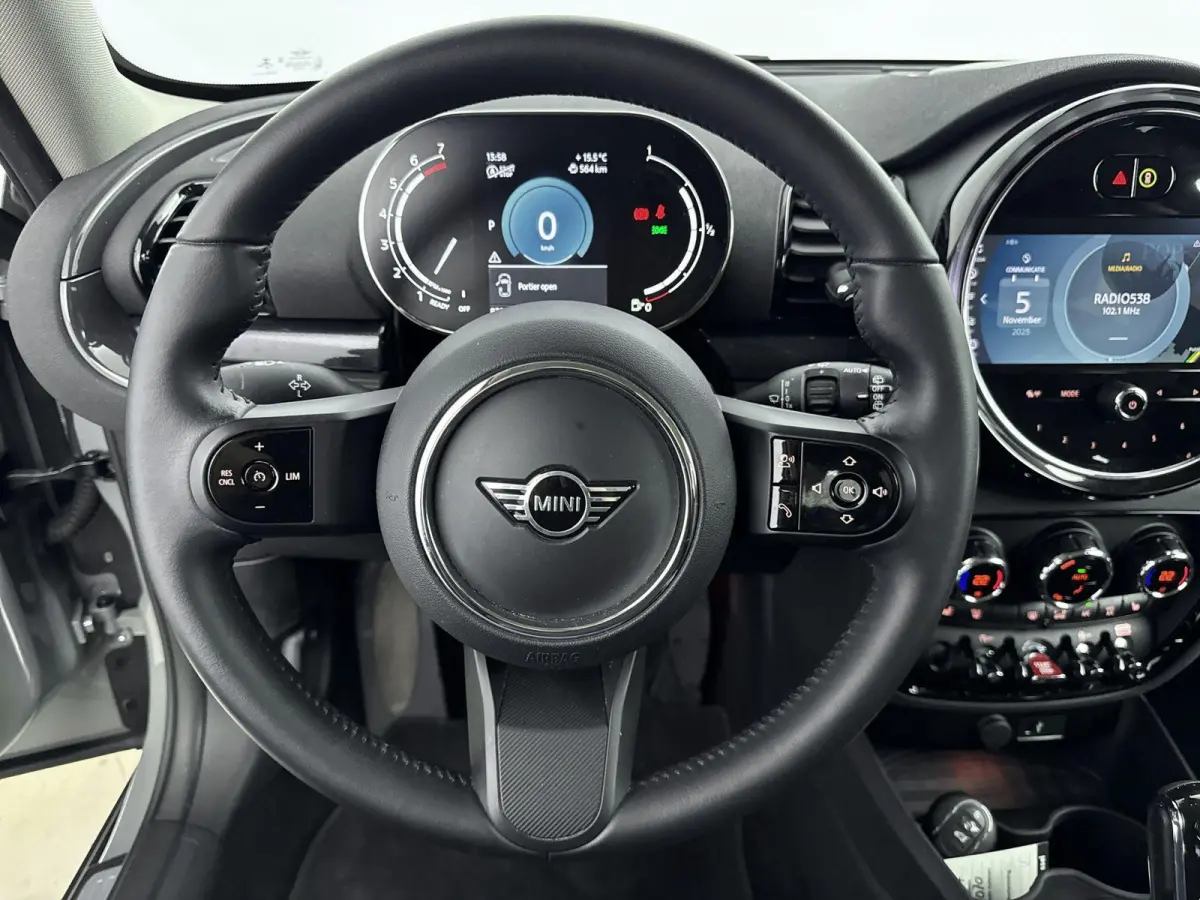 1.5 Cooper Business Edition 136PK | Automaat | Achteruitrijcamera | Navigatie | Climate Control | Stoelverwarming | LED Koplampen