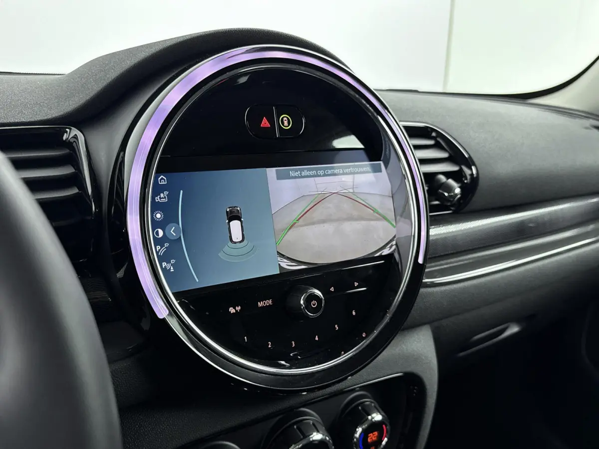 1.5 Cooper Business Edition 136PK | Automaat | Achteruitrijcamera | Navigatie | Climate Control | Stoelverwarming | LED Koplampen