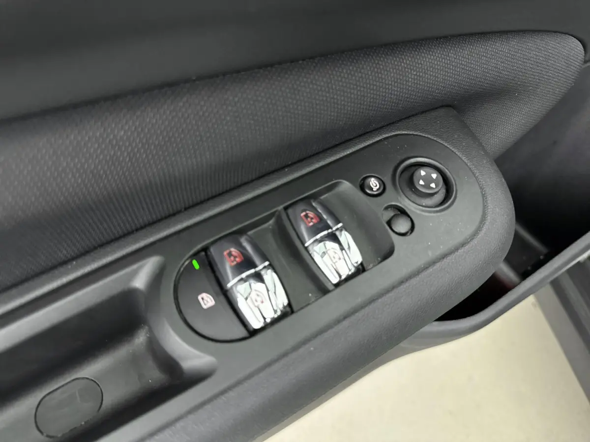 1.5 Cooper Business Edition 136PK | Automaat | Achteruitrijcamera | Navigatie | Climate Control | Stoelverwarming | LED Koplampen