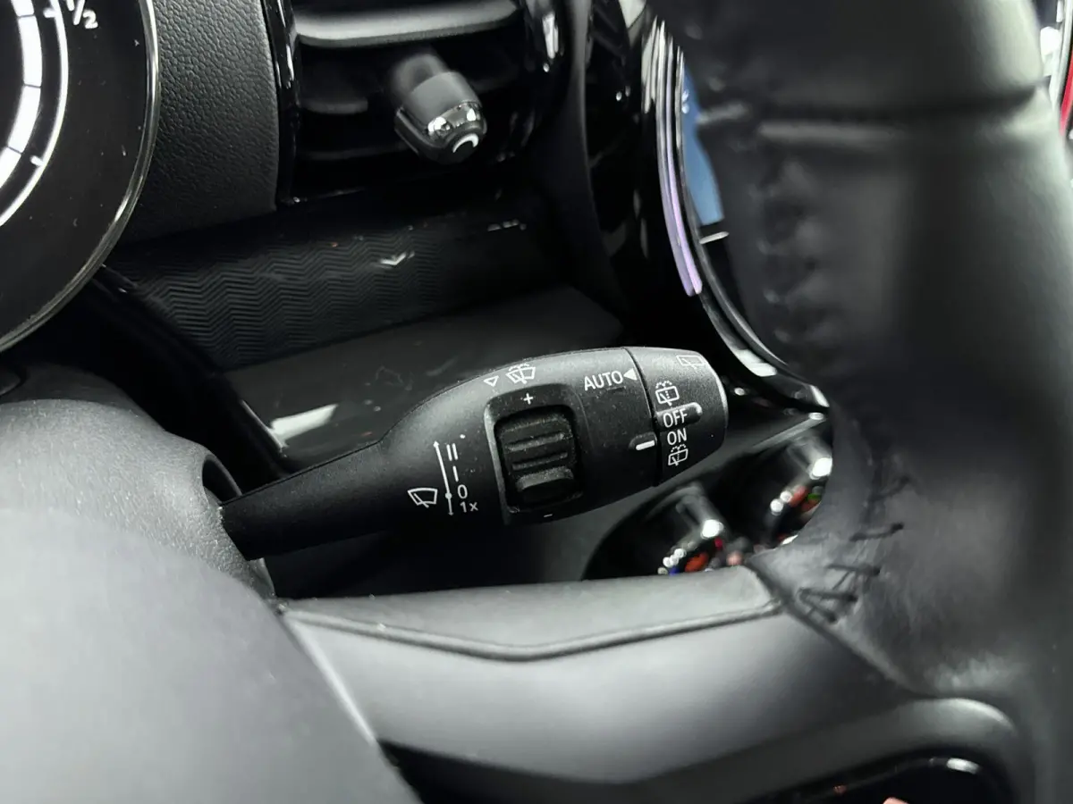 1.5 Cooper Business Edition 136PK | Automaat | Achteruitrijcamera | Navigatie | Climate Control | Stoelverwarming | LED Koplampen