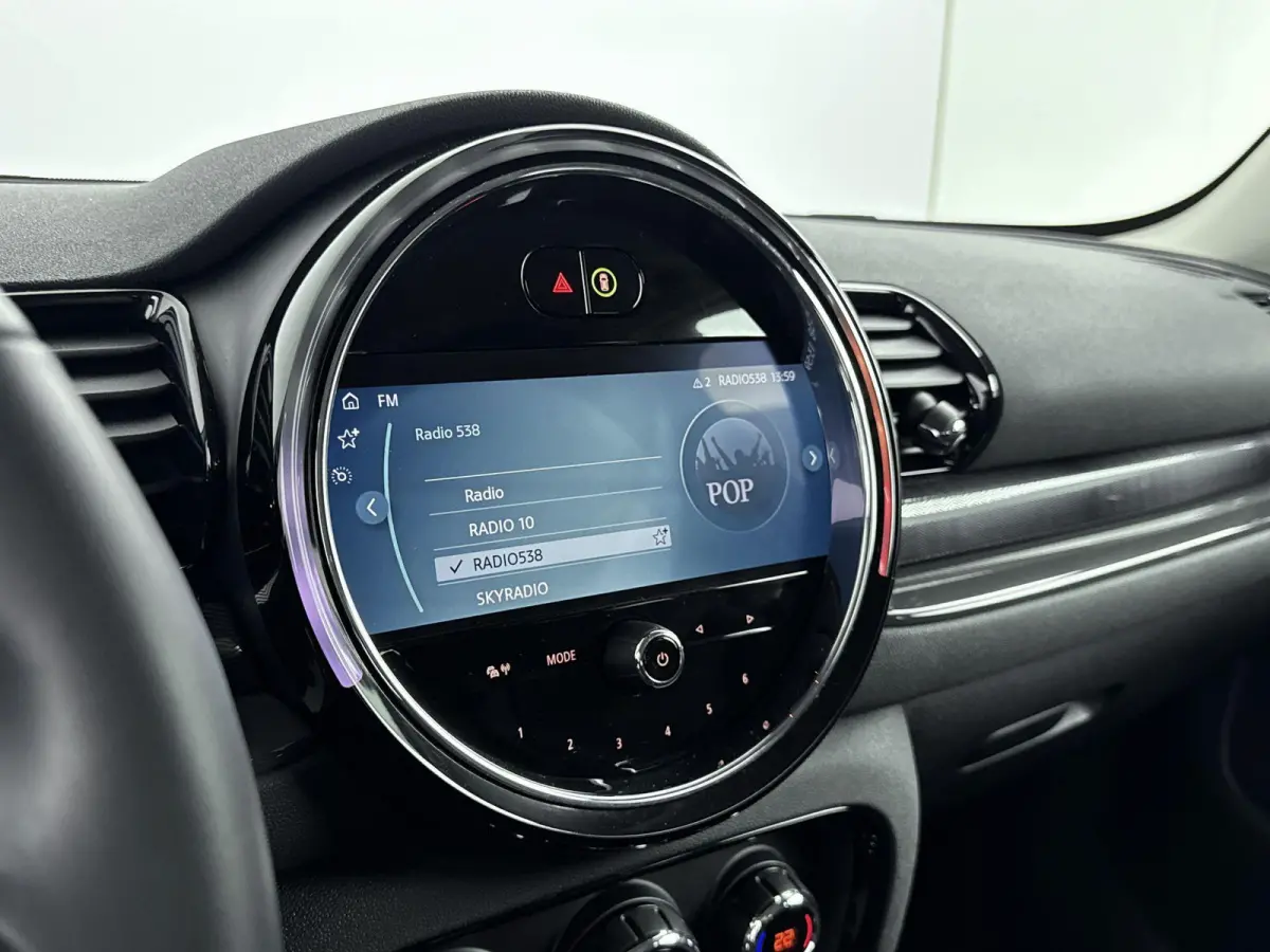 1.5 Cooper Business Edition 136PK | Automaat | Achteruitrijcamera | Navigatie | Climate Control | Stoelverwarming | LED Koplampen