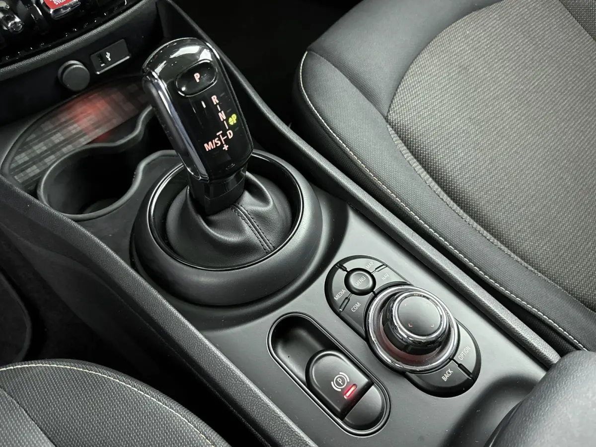 1.5 Cooper Business Edition 136PK | Automaat | Achteruitrijcamera | Navigatie | Climate Control | Stoelverwarming | LED Koplampen