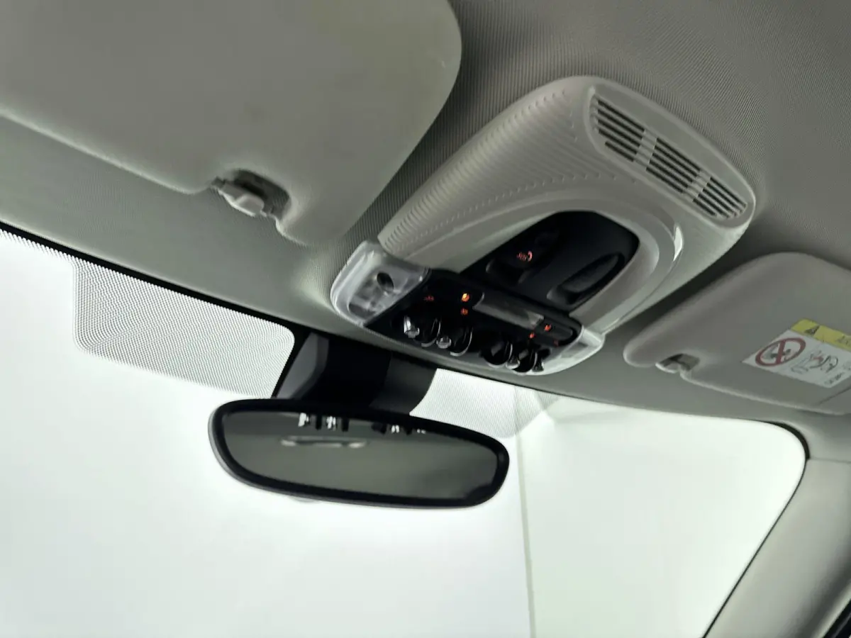 1.5 Cooper Business Edition 136PK | Automaat | Achteruitrijcamera | Navigatie | Climate Control | Stoelverwarming | LED Koplampen