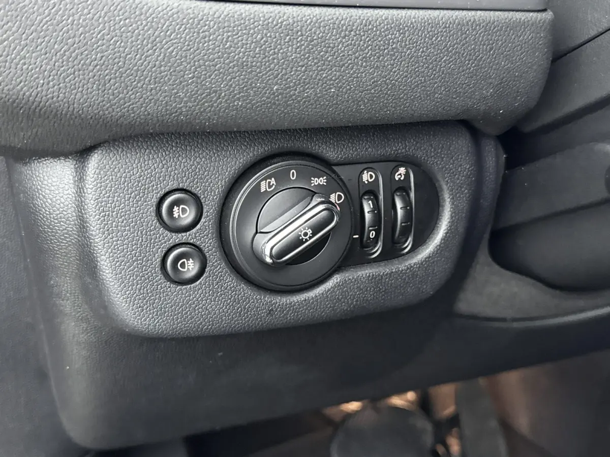 1.5 Cooper Business Edition 136PK | Automaat | Achteruitrijcamera | Navigatie | Climate Control | Stoelverwarming | LED Koplampen