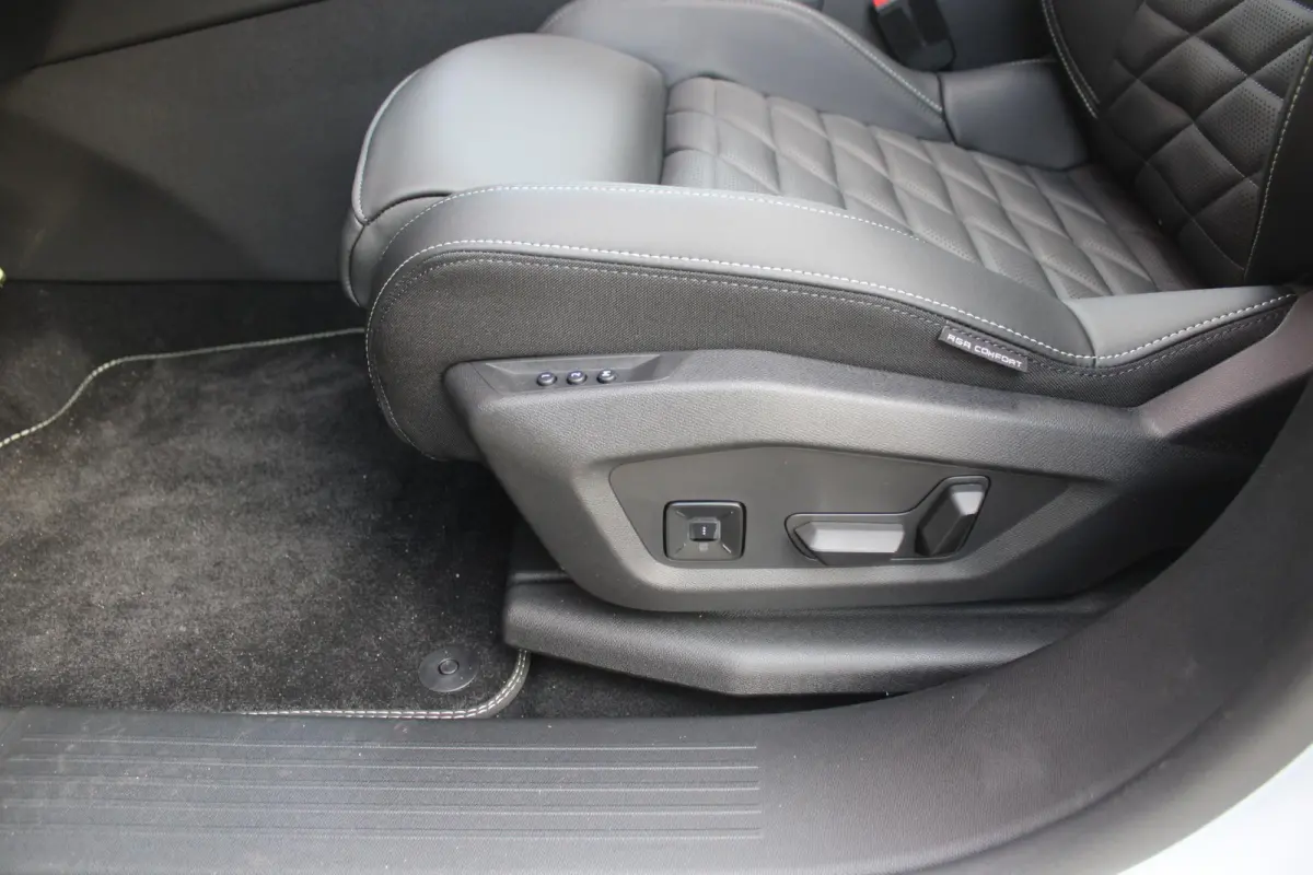 GT 325PK LAUNCH EDITION DUAL MOTOR 73KWH | PANORAMISCH SCHUIF / KANTELDAK | PREMIUM HIFI FOCAL | LEDEREN BEKLEDING NAPPA | ELEKTRISCH VERSTELBARE VOOR STOELEN, MET GEHEUGENFUNCTIE OP BESTUUR