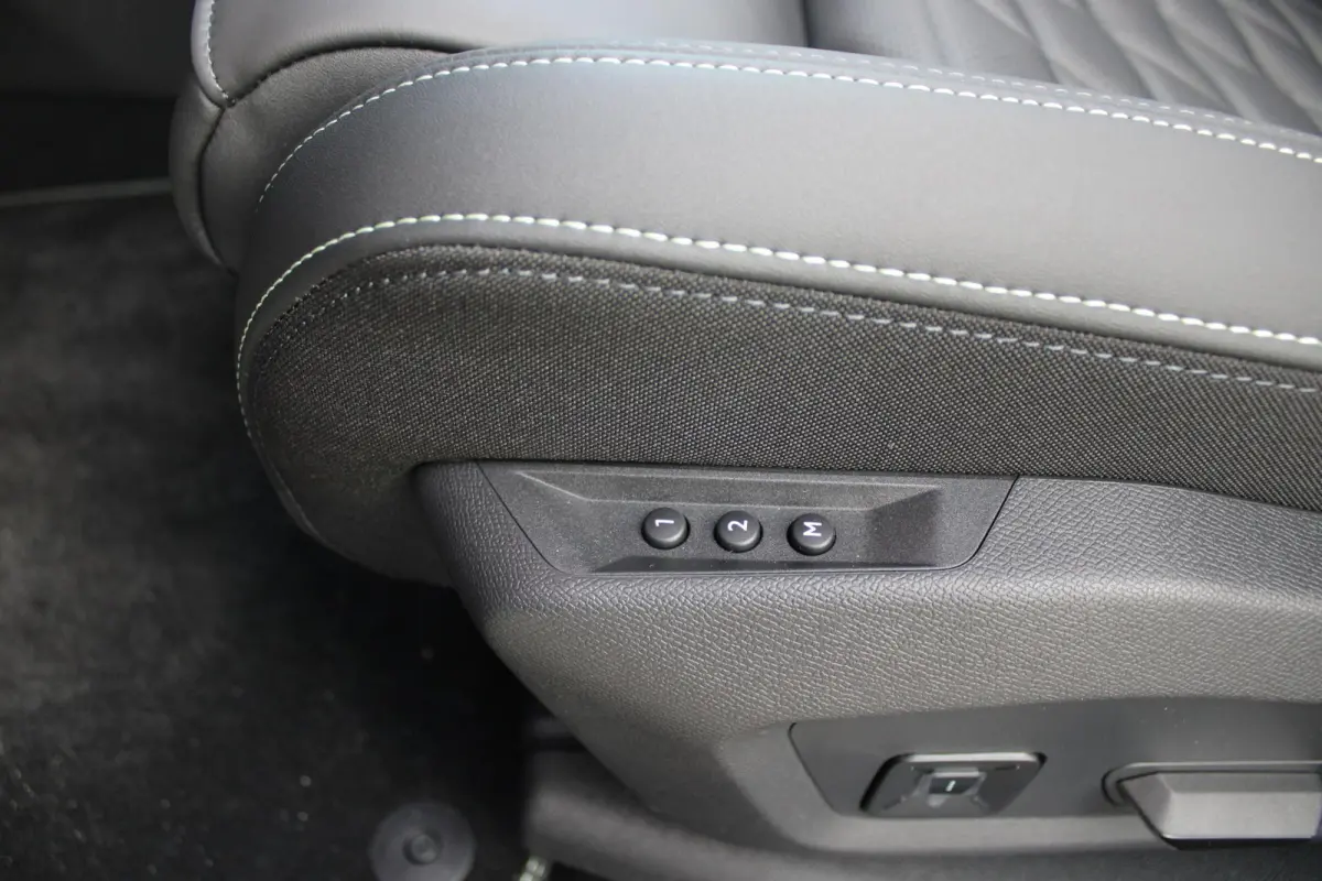 GT 325PK LAUNCH EDITION DUAL MOTOR 73KWH | PANORAMISCH SCHUIF / KANTELDAK | PREMIUM HIFI FOCAL | LEDEREN BEKLEDING NAPPA | ELEKTRISCH VERSTELBARE VOOR STOELEN, MET GEHEUGENFUNCTIE OP BESTUUR