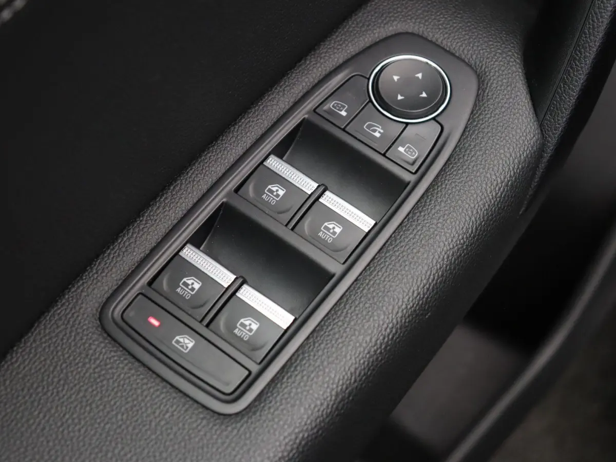 TCe 90pk Techno | Achteruitrijcamera | Navigatie | Parkeersensoren voor/achter | Climate control |