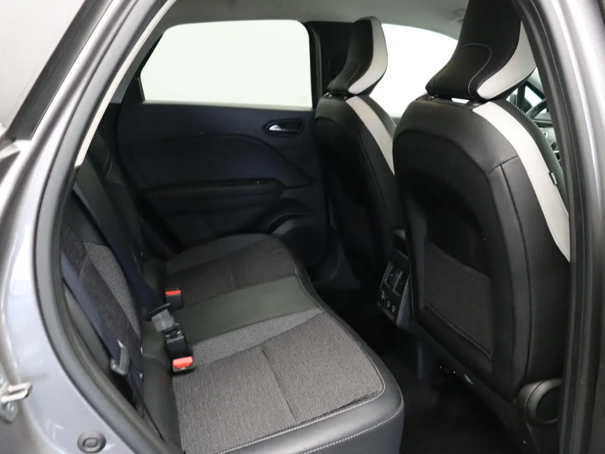 TCe 90pk Techno | Achteruitrijcamera | Navigatie | Parkeersensoren voor/achter | Climate control |