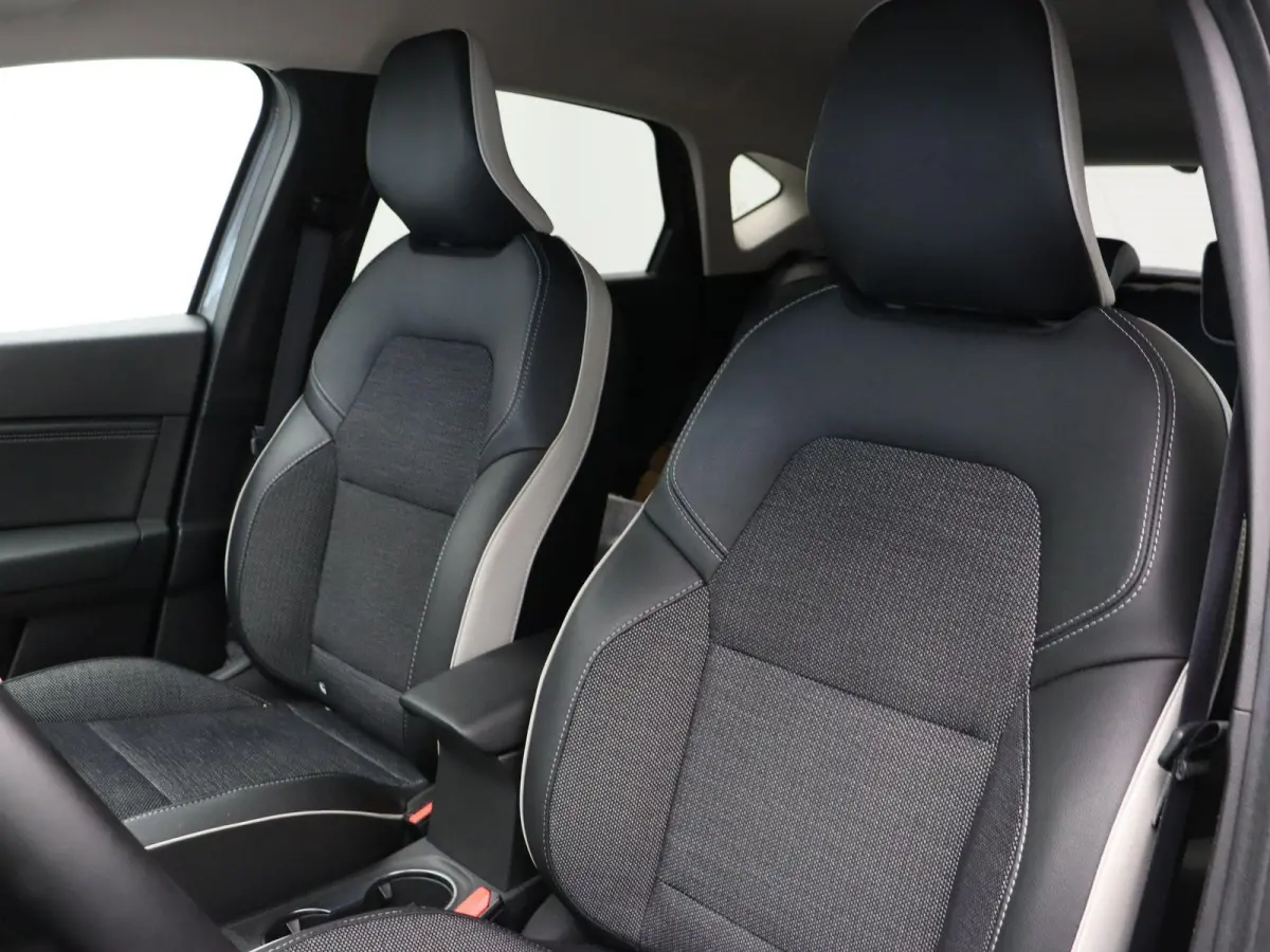 TCe 90pk Techno | Achteruitrijcamera | Navigatie | Parkeersensoren voor/achter | Climate control |