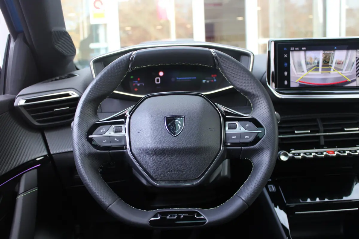 1.2 100PK GT | PANORAMA DAK | KEYLESS ENTRY/START | DRAADLOZE APPLE CARPLAY/ANDROID AUTO | CAMERA VOOR + ACHTER | DRAADLOZE TELEFOONLADER | 17" LICHTEMTALEN VELGEN | FULL LED KOPLAMPEN | DOD