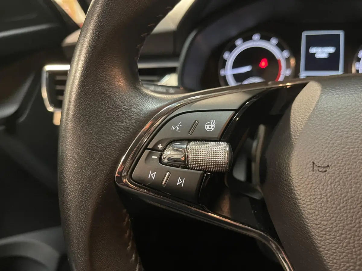1.0 TSI Business Edition 16"/ Stoel + stuurverwarming/Keyless/Camera/Apple Carplay & Android Auto/PDC v+a/Climate