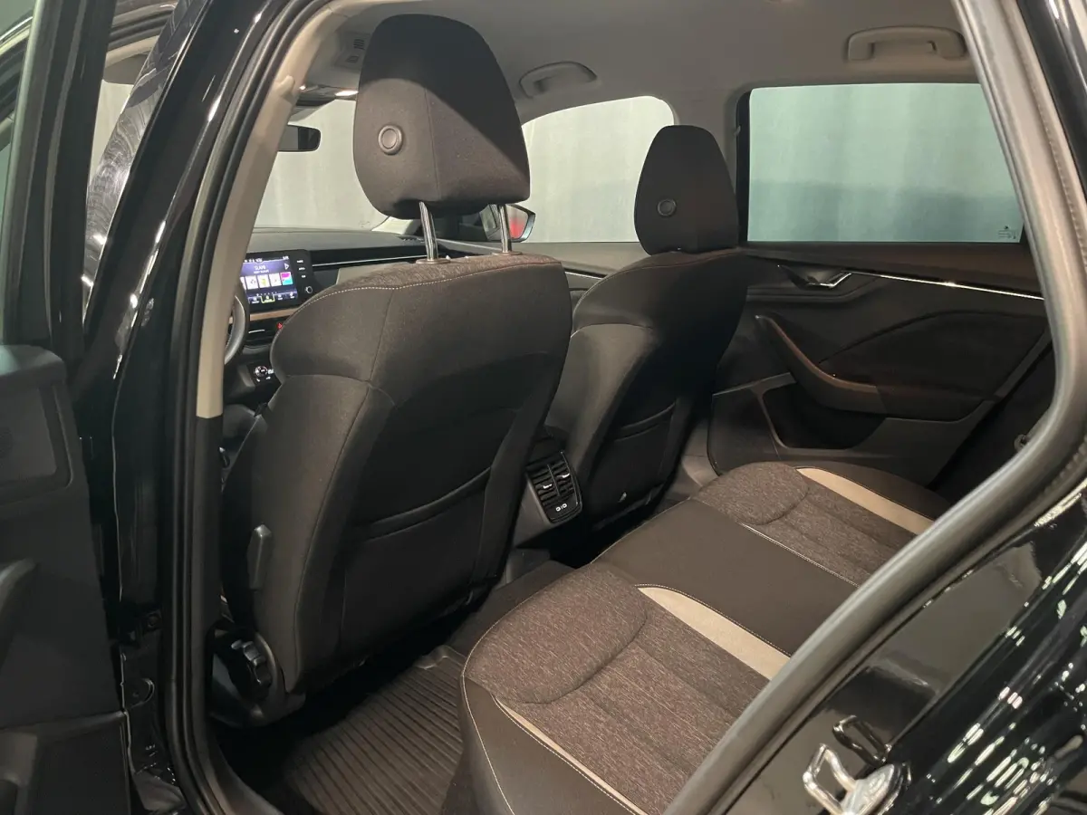 1.0 TSI Business Edition 16"/ Stoel + stuurverwarming/Keyless/Camera/Apple Carplay & Android Auto/PDC v+a/Climate
