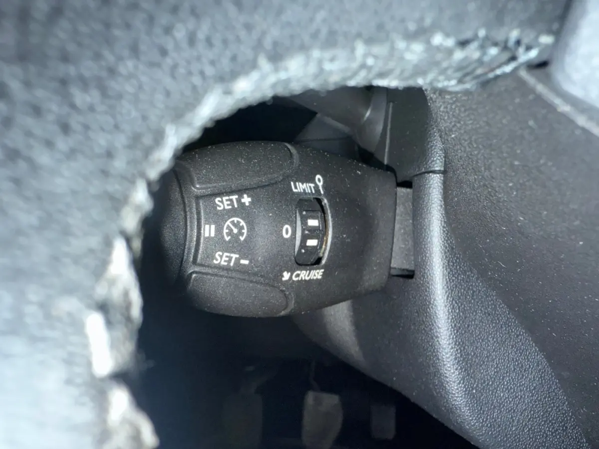 1.0 PureTech Feel Edition, Navigatie,Climate control,Cruise control,Isofix