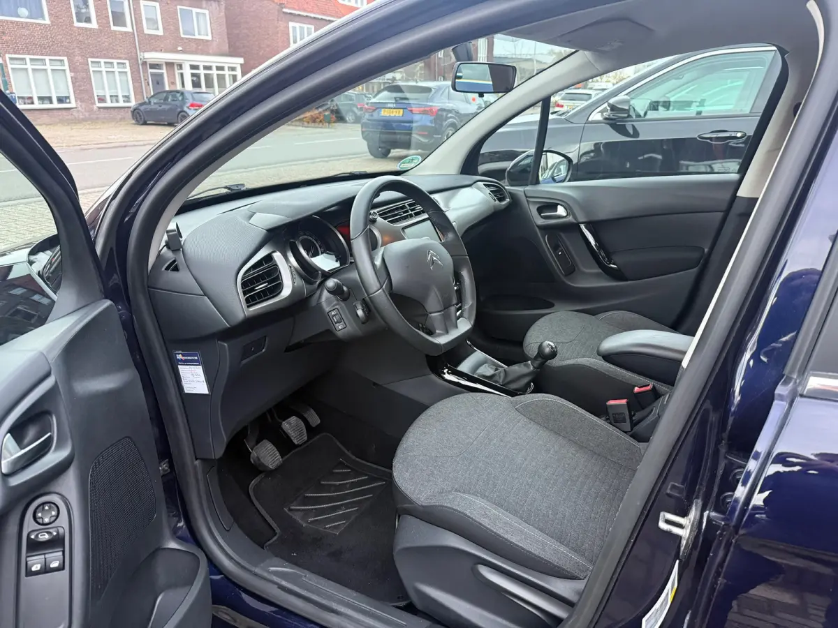 1.0 PureTech Feel Edition, Navigatie,Climate control,Cruise control,Isofix