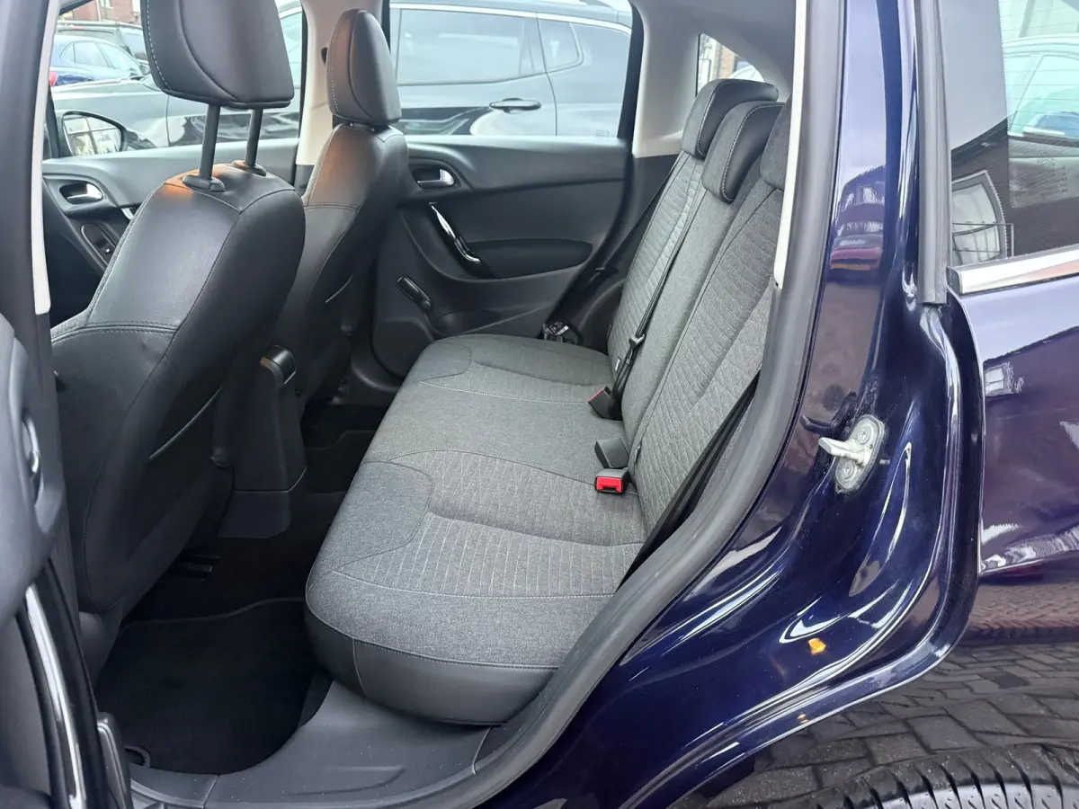 1.0 PureTech Feel Edition, Navigatie,Climate control,Cruise control,Isofix