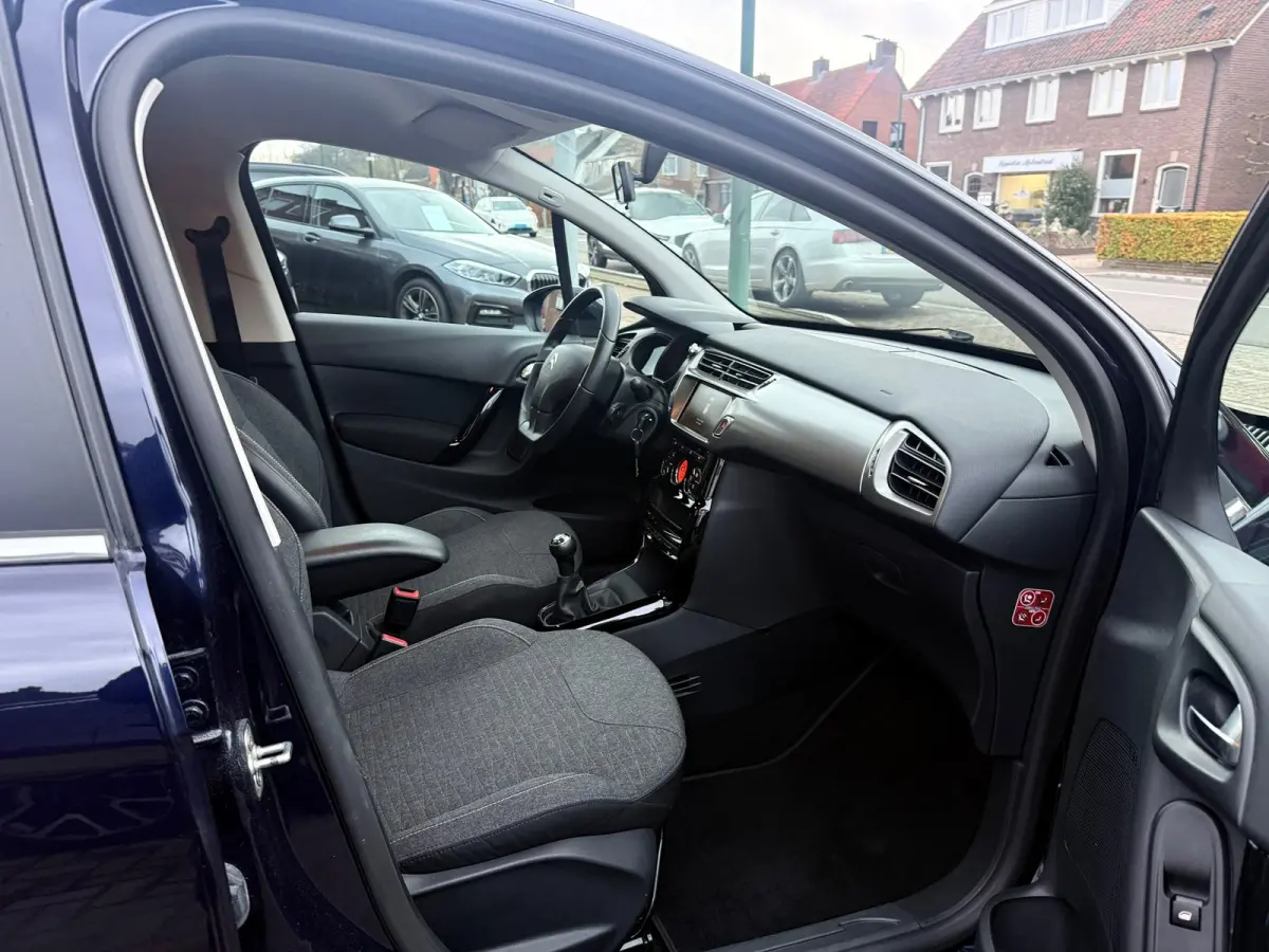 1.0 PureTech Feel Edition, Navigatie,Climate control,Cruise control,Isofix