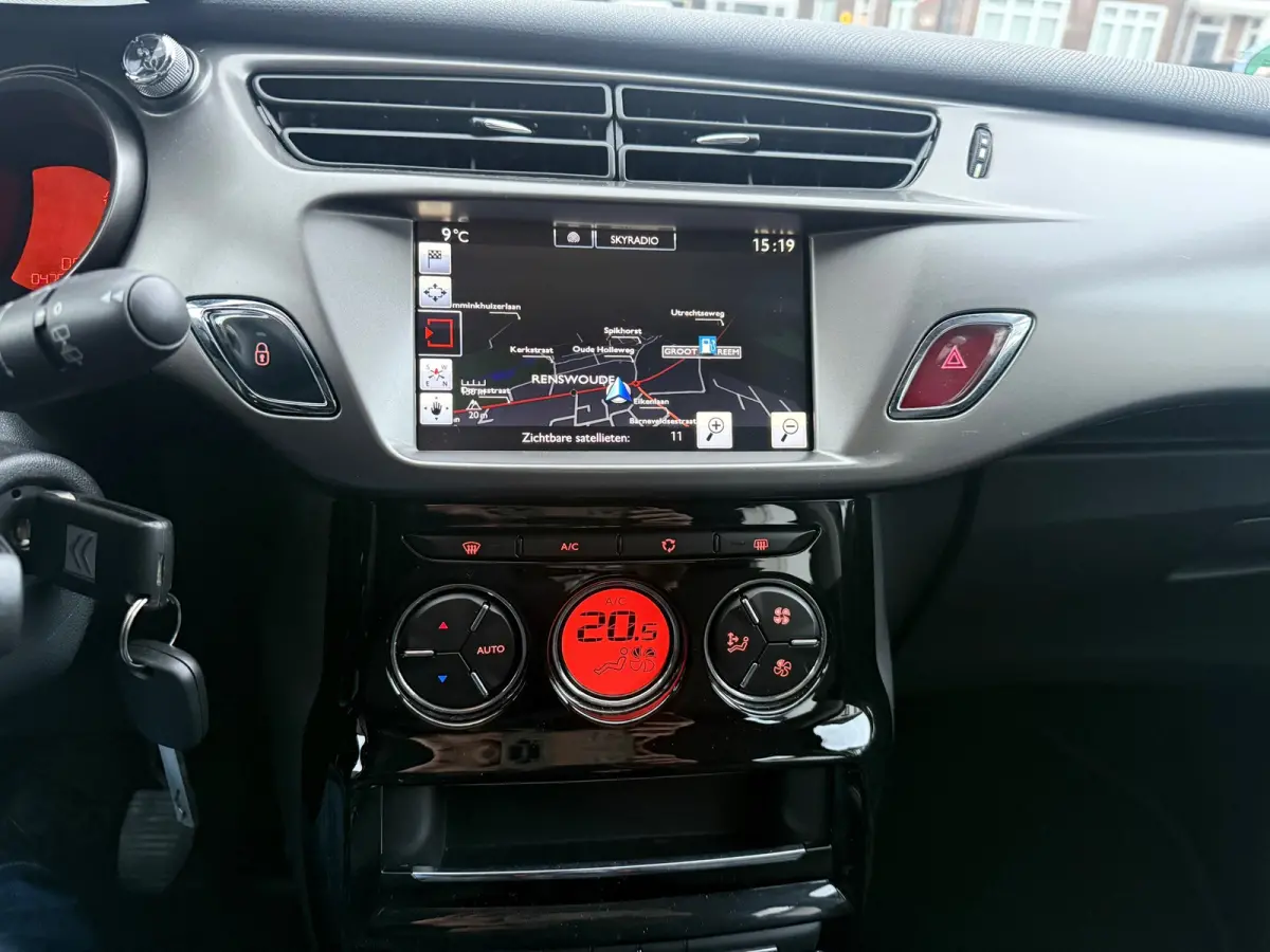 1.0 PureTech Feel Edition, Navigatie,Climate control,Cruise control,Isofix