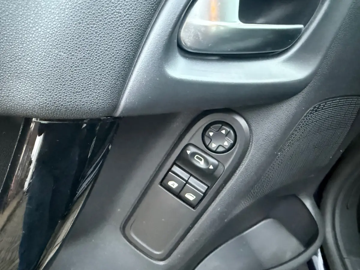1.0 PureTech Feel Edition, Navigatie,Climate control,Cruise control,Isofix