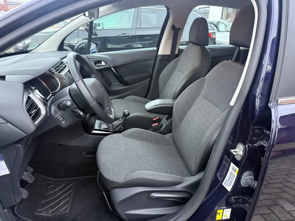 1.0 PureTech Feel Edition, Navigatie,Climate control,Cruise control,Isofix