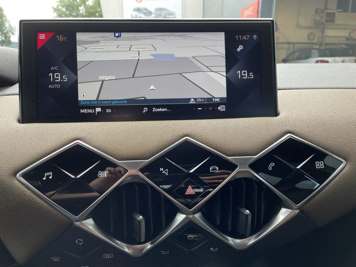 100pk Business (Navigatie - Automatische Airco - 17" incl 4S - Apple Carplay - Parkeersensoren)