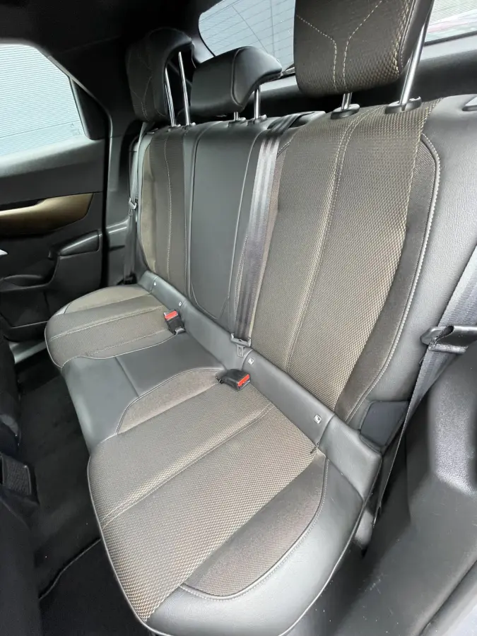 100pk Business (Navigatie - Automatische Airco - 17" incl 4S - Apple Carplay - Parkeersensoren)