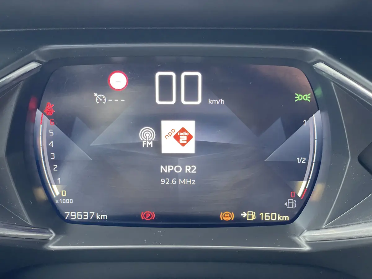 100pk Business (Navigatie - Automatische Airco - 17" incl 4S - Apple Carplay - Parkeersensoren)