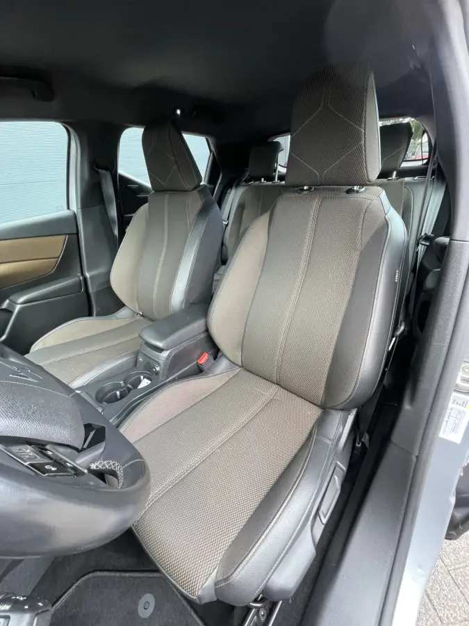 100pk Business (Navigatie - Automatische Airco - 17" incl 4S - Apple Carplay - Parkeersensoren)