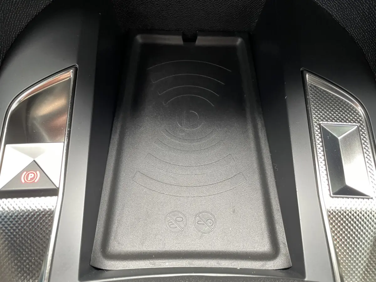 100pk Business (Navigatie - Automatische Airco - 17" incl 4S - Apple Carplay - Parkeersensoren)