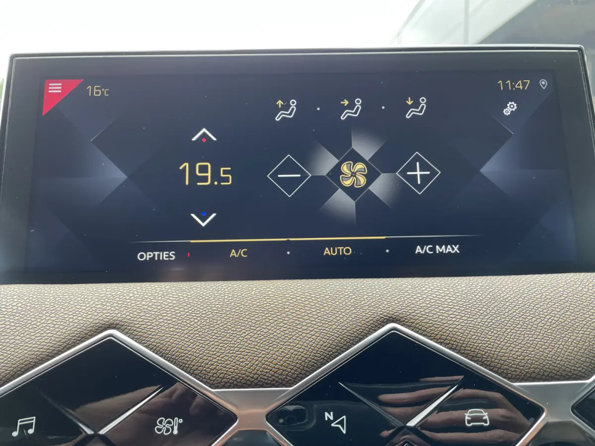 100pk Business (Navigatie - Automatische Airco - 17" incl 4S - Apple Carplay - Parkeersensoren)