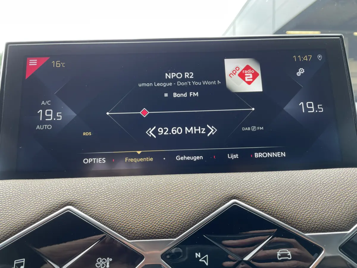 100pk Business (Navigatie - Automatische Airco - 17" incl 4S - Apple Carplay - Parkeersensoren)