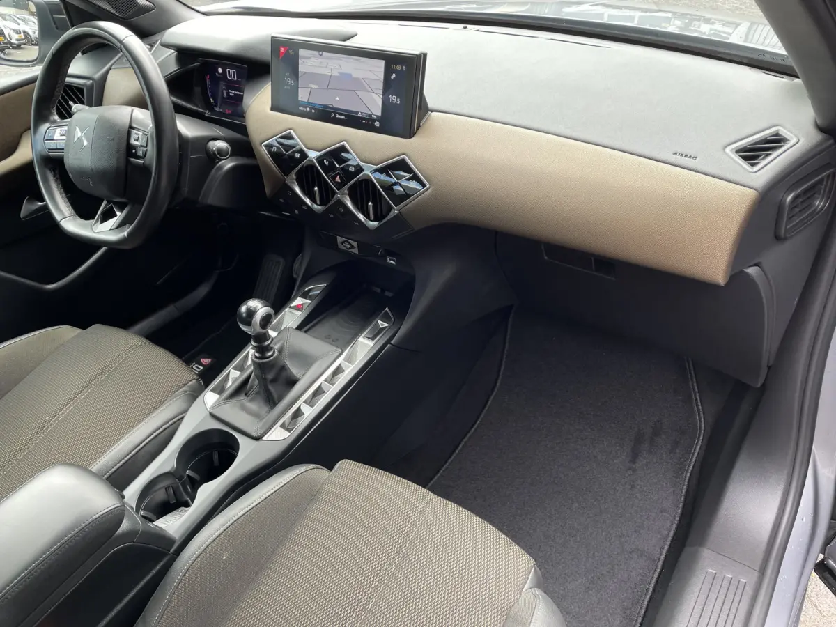 100pk Business (Navigatie - Automatische Airco - 17" incl 4S - Apple Carplay - Parkeersensoren)
