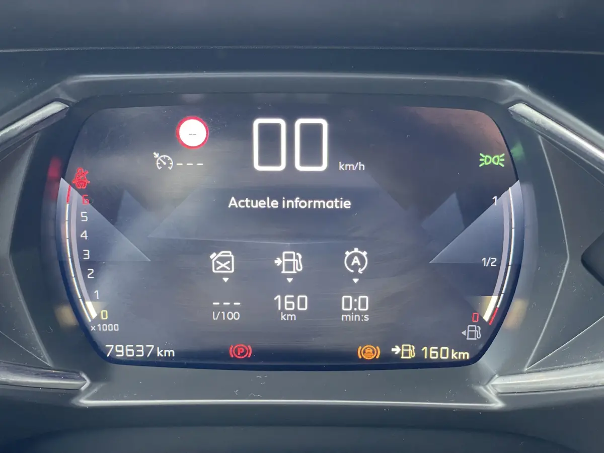 100pk Business (Navigatie - Automatische Airco - 17" incl 4S - Apple Carplay - Parkeersensoren)