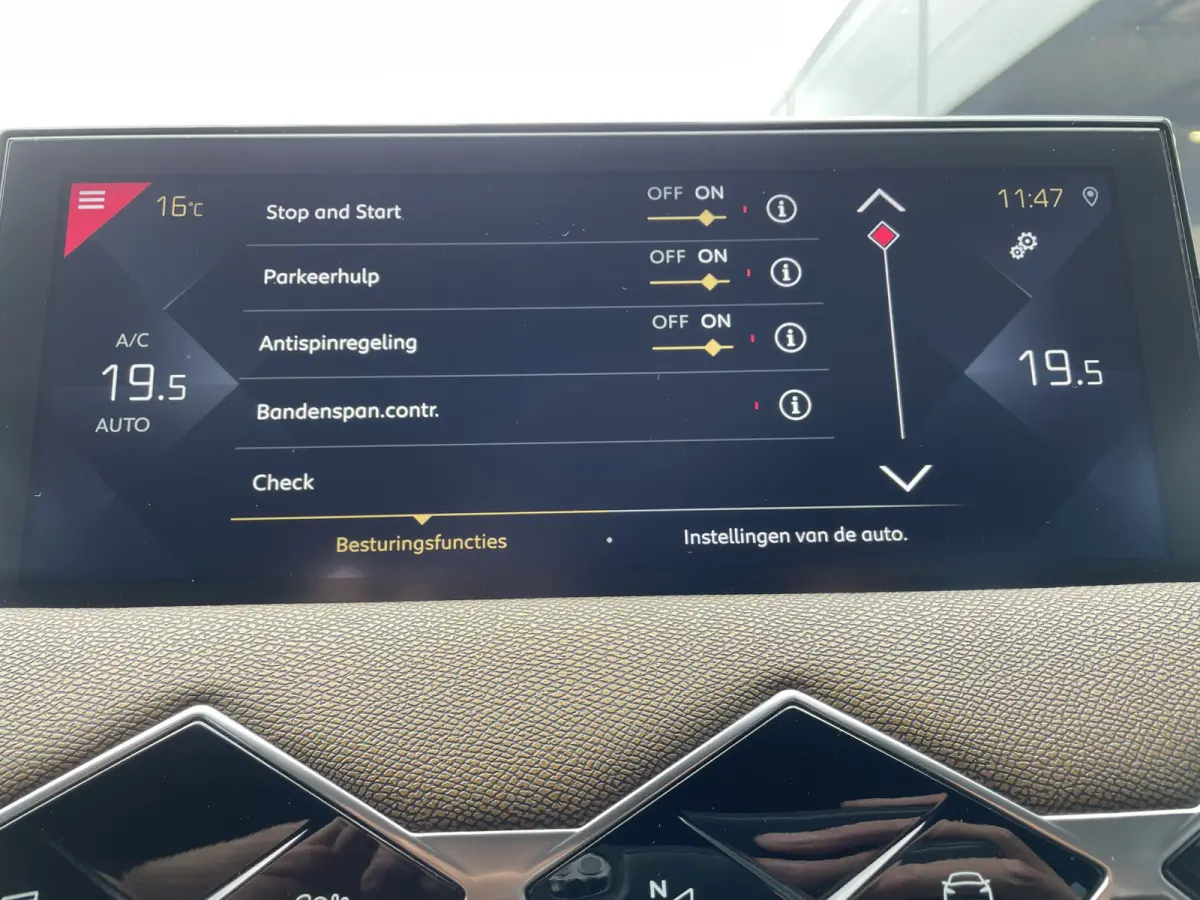 100pk Business (Navigatie - Automatische Airco - 17" incl 4S - Apple Carplay - Parkeersensoren)