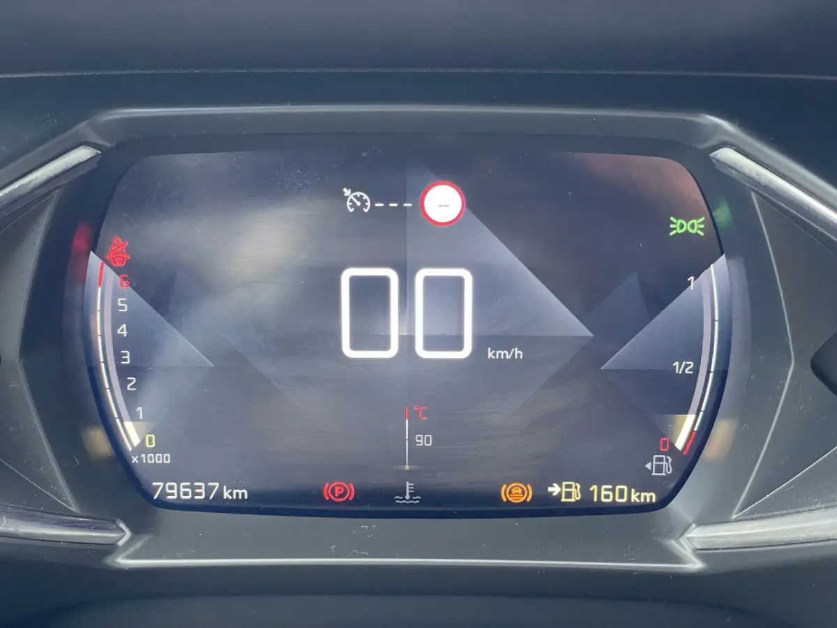100pk Business (Navigatie - Automatische Airco - 17" incl 4S - Apple Carplay - Parkeersensoren)