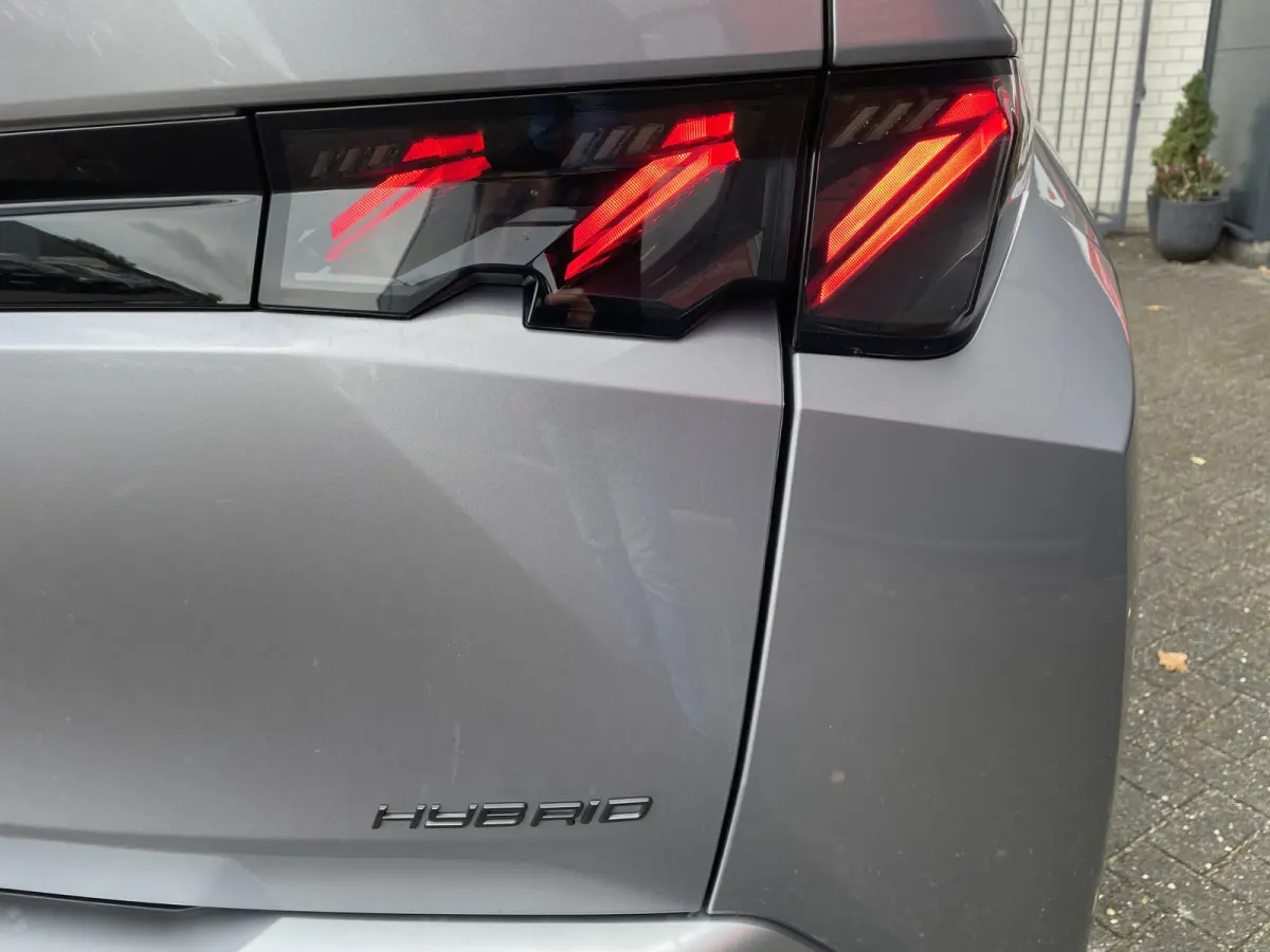 136pk Hybrid GT First Edition (Elektrische Klep - Stoel-/- stuurverwarming - Adaptieve Cruise Controle - Camera - Keyless Entry - LED Matrix - Automatische Airco)
