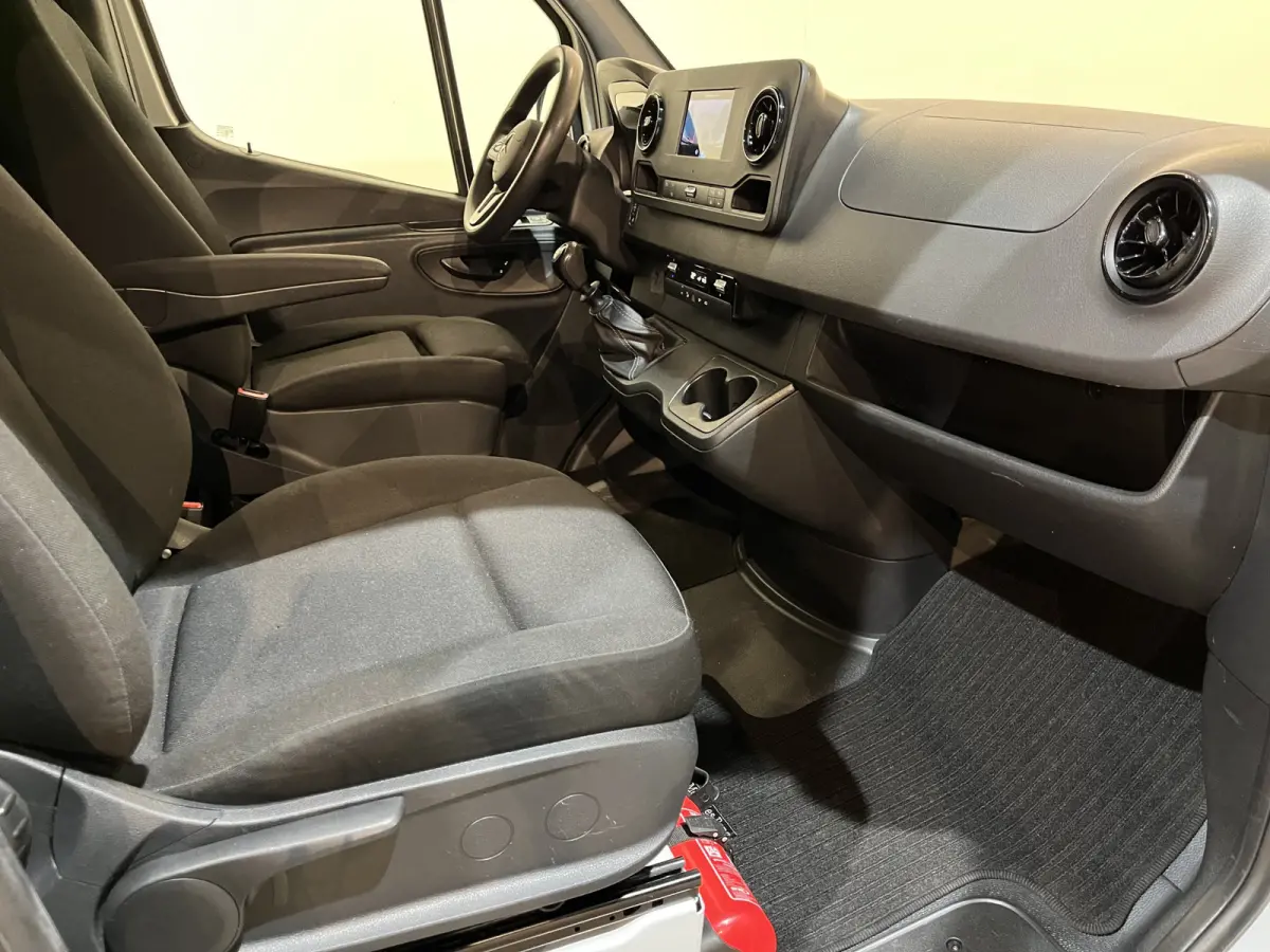 311 CDI L2H2 RWD / Euro 6 / Servicebus / Bott inrichting / 220V / Airco / Oprijplaat / Compressor / CarPlay / Camera