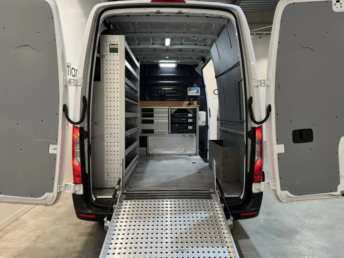 311 CDI L2H2 RWD / Euro 6 / Servicebus / Bott inrichting / 220V / Airco / Oprijplaat / Compressor / CarPlay / Camera
