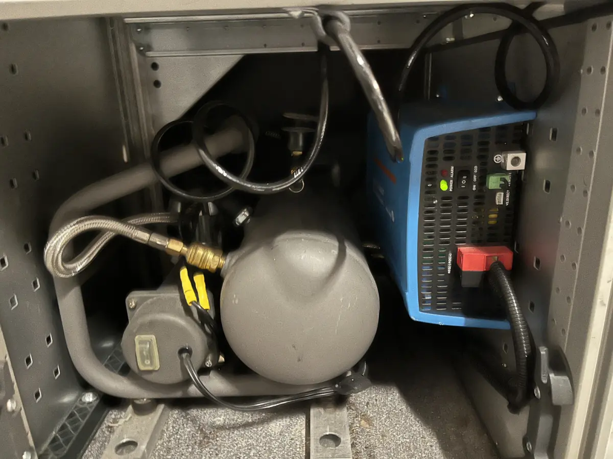 311 CDI L2H2 RWD / Euro 6 / Servicebus / Bott inrichting / 220V / Airco / Oprijplaat / Compressor / CarPlay / Camera
