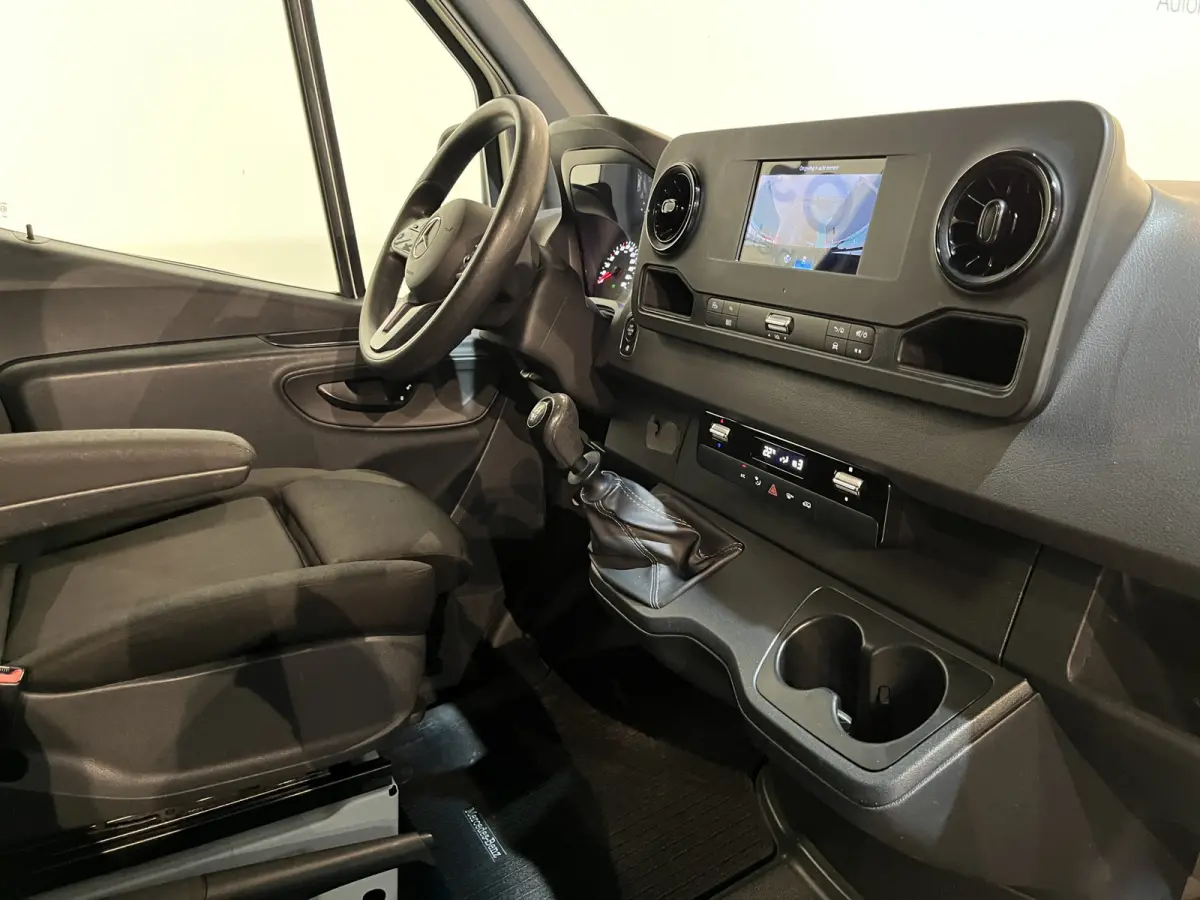311 CDI L2H2 RWD / Euro 6 / Servicebus / Bott inrichting / 220V / Airco / Oprijplaat / Compressor / CarPlay / Camera