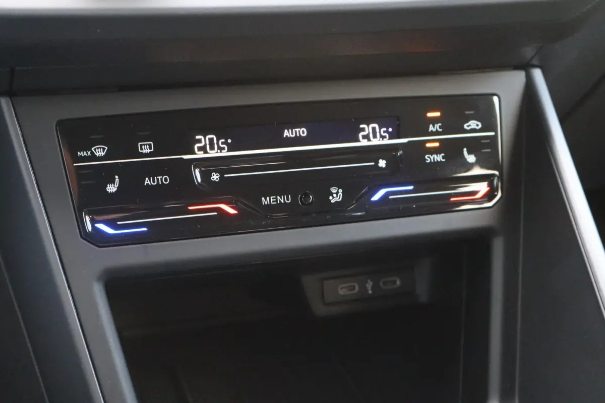 1.0 TSI 115pk DSG R-Line | Stoelverwarming | Blackstyle Pakket | Volautomatische Airconditioning